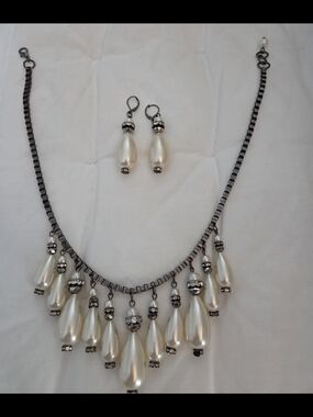 Pearl Teardrop Necklace & Earrings Set - White Pearls